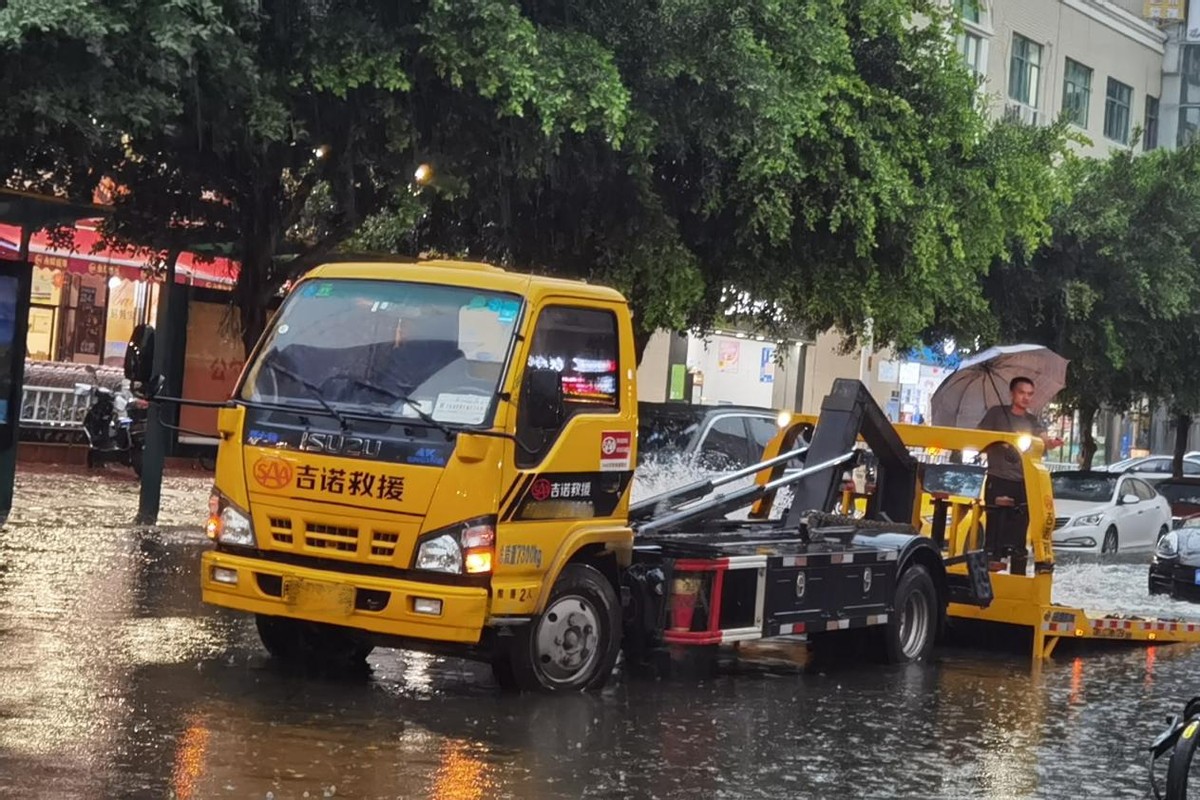 一场暴雨，车辆集体溺水？暴雨台风天如何保护爱车，防泡水