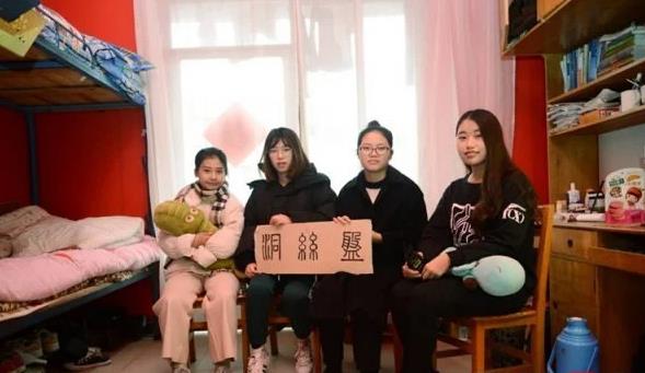 高校开学，研究生看到寝室以后直摇头，寝室环境究竟能有多差？