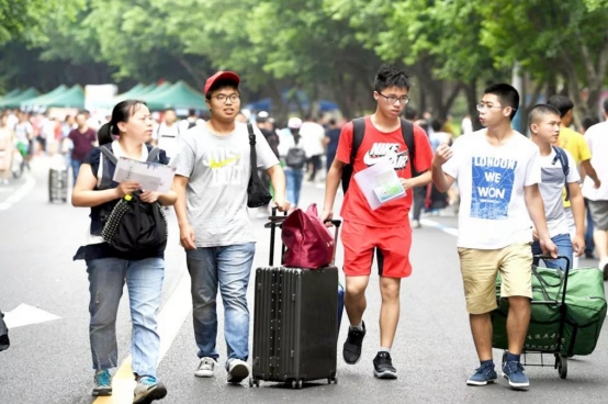爸妈眼中的大学VS我眼中的大学，爸妈的眼神，我是真的服了
