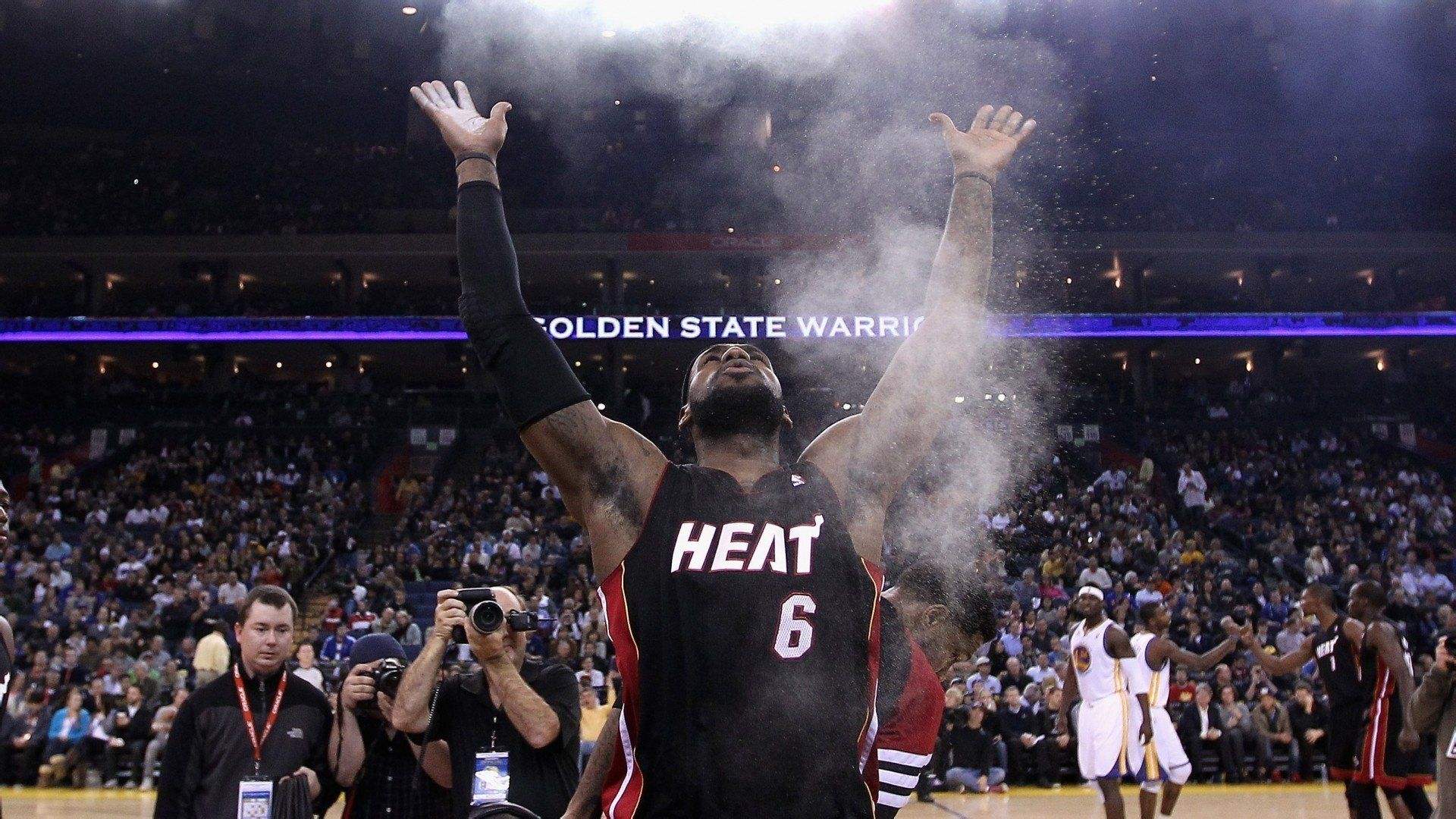 为什么nba球员都要沾镁粉(为什么詹姆斯喜欢在比赛前撒镁粉?