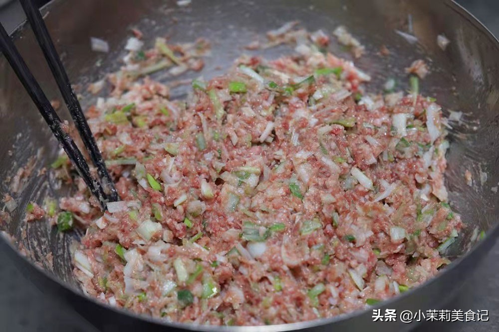 调羊肉馅很简单，牢记“2放2不放1窍门”，饺子鲜嫩无膻味，真香