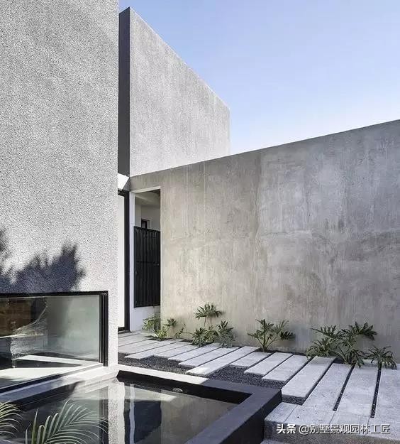 清灰色调的简奢别墅庭院设计，一面素实水泥墙，美了一个院子