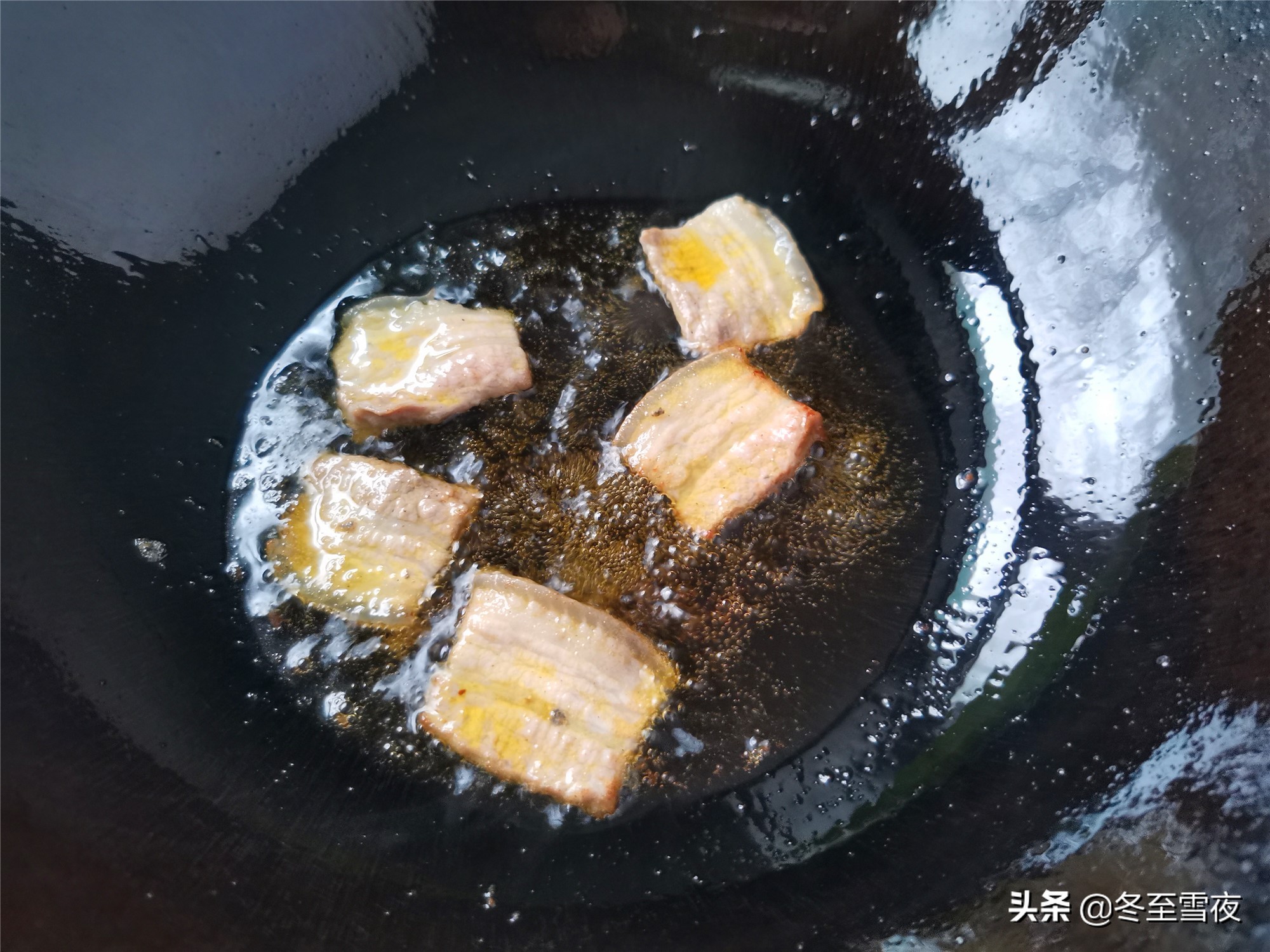 东北炖鱼的家常做法（东北铁锅炖鱼不用去餐馆自己在家做）