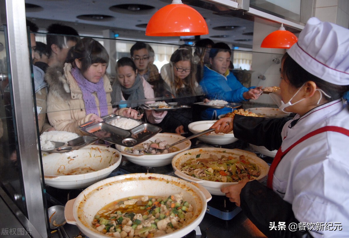 看完南方大学的食堂，再看北方大学的食堂，网友：没对比就没伤害