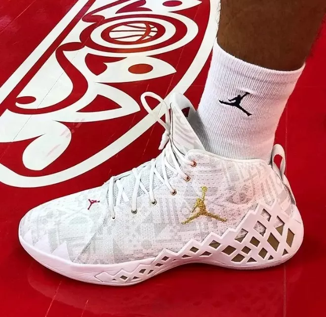 为什么nba黄蜂是aj(NBA球员上脚：定制版AJ11很帅气，AJ34黄蜂队专属配色)