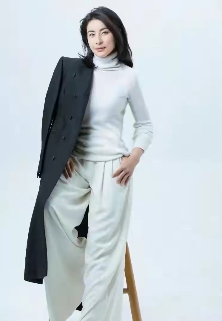 郭晶晶真的不背名牌包吗(郭晶晶难得背15万爱马仕出门,走路样子像遛弯