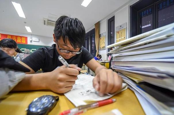 重庆一男生高考638分，不填志愿反倒选复读，最后考了多少分