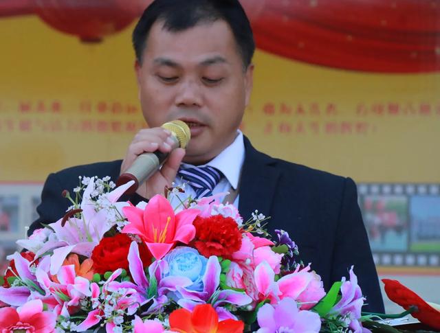 同仁新发中英文学校隆重举行期中考试总结表彰大会