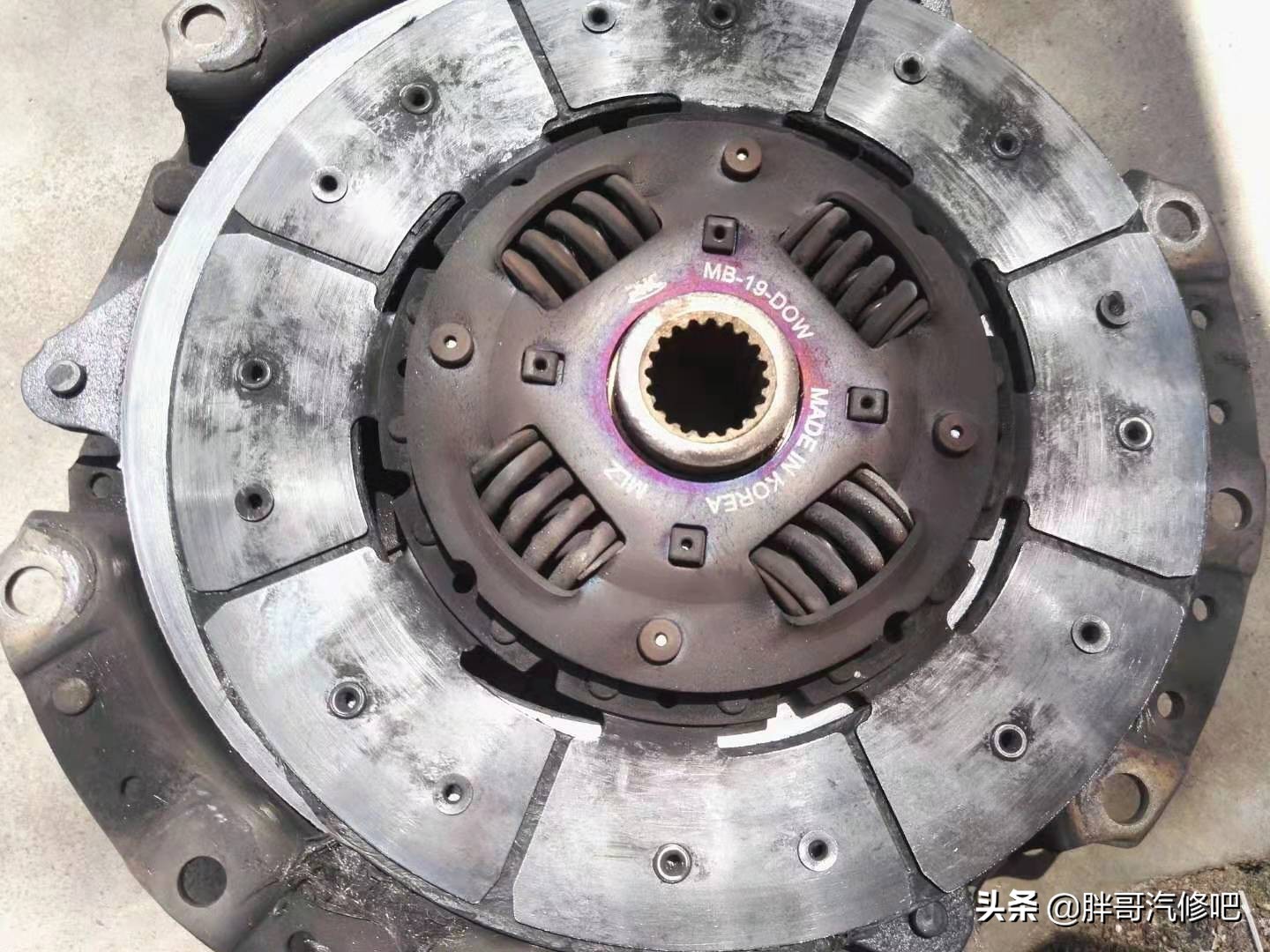 不及时更换正时皮带的后果，离合片惨不忍睹