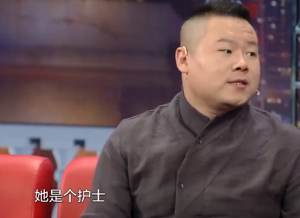 岳云鹏老婆带女儿去德云社，化淡妆戴名牌耳环，遭粉丝围观人气高