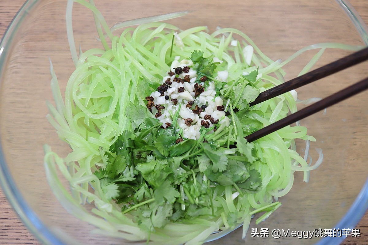 低脂低卡的炝拌莴笋丝，清香脆嫩不上火，简单一拌特开胃