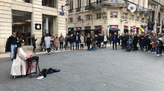 95后中国姑娘蒙着面纱，凭一台古筝惊艳法国街头