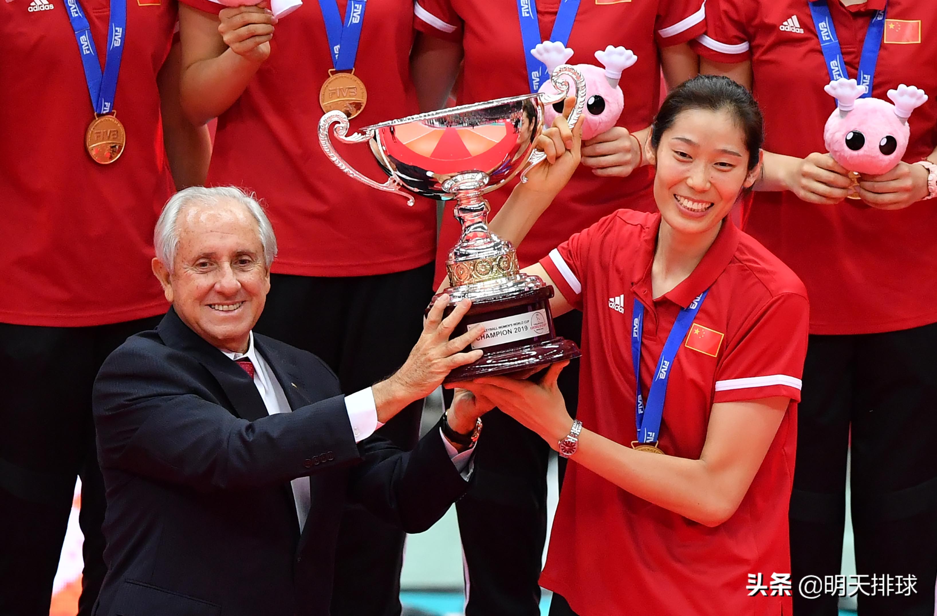 女排世界杯颁奖议式(颁奖仪式多图回顾:中国女排世界杯卫冕,朱婷蝉联