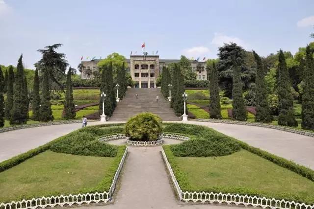 袁隆平母校，重庆历史最悠久的大学，占地8000余亩，被誉为