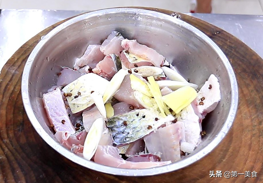 红鱼的怎么做(香辣鱼怎么做酥到骨头里，用厨师长的做法，焦酥入味，香辣够味)