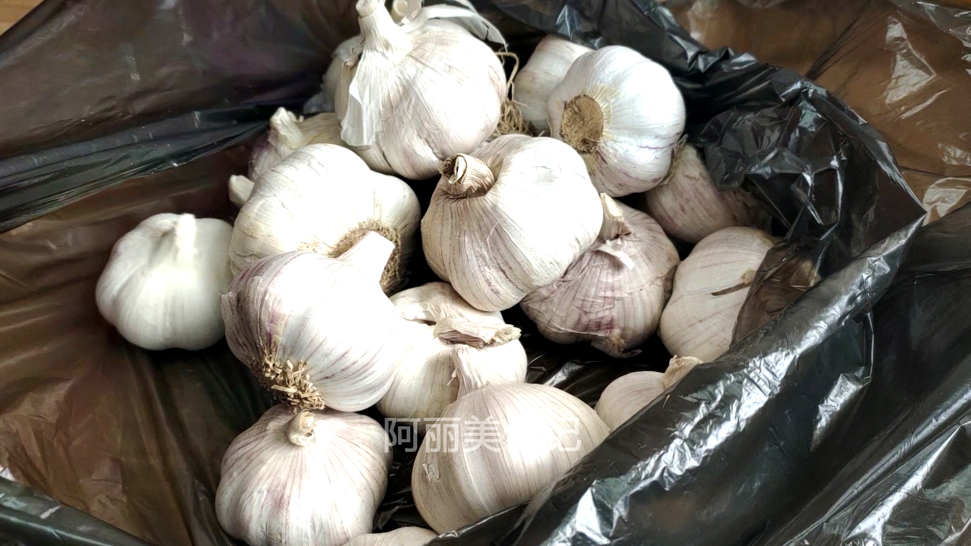 今天才知道，保存大蒜这么简单，放好久不发芽不干瘪，真好用