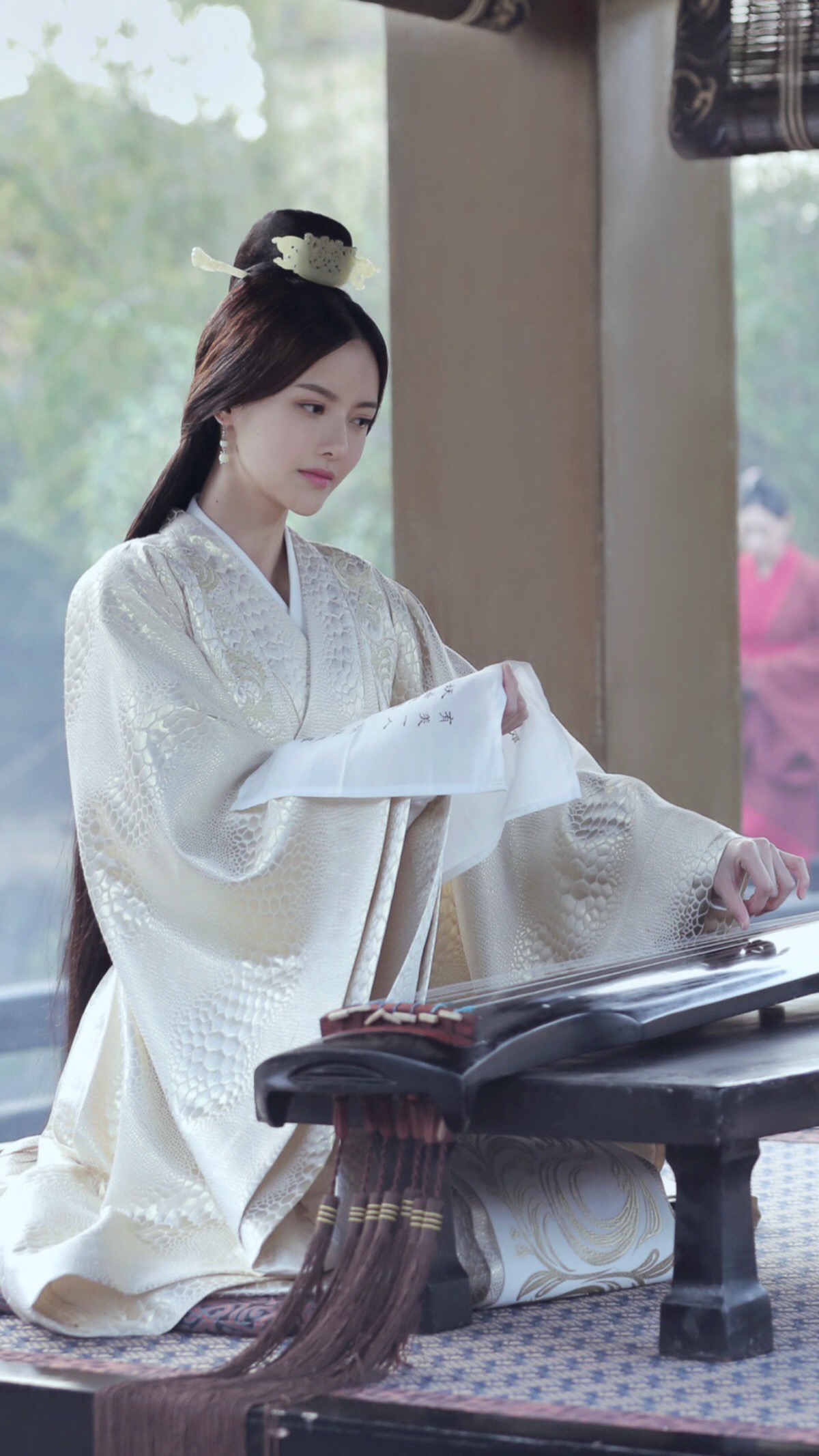 如果真是如此,那么甄宓的美貌我们也能通过曹植的描写领略一二.甄
