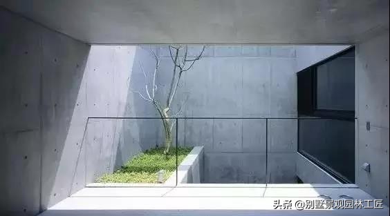 清灰色调的简奢别墅庭院设计，一面素实水泥墙，美了一个院子