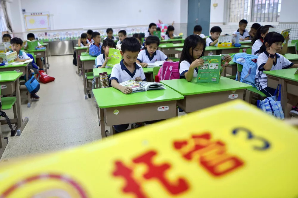 双减之下，校门口催生新经济，家长站成两派，网友：这是商机啊