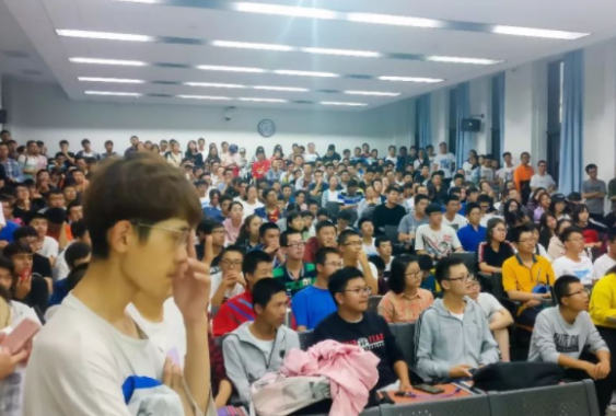 南开大学的“夫妻宿舍”，学生们羡慕不已，家长质疑：过日子来了