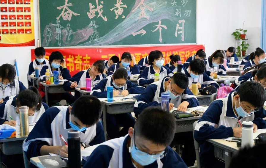 高考体检要脱得“一丝不挂”吗，体检医生很无奈：学生们都想啥呢