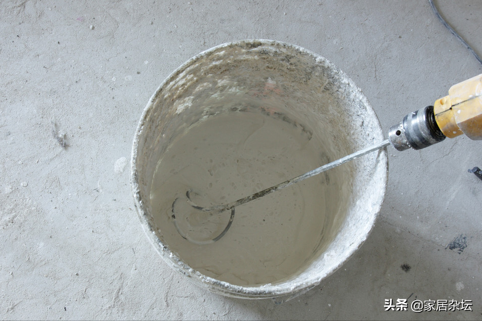 装修刮腻子加胶水？真相揭秘：为何工人建议添加胶水