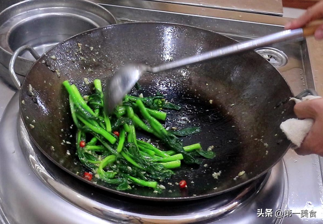 菜心怎么做好吃又简单（分享一招菜心色泽翠绿又入味）