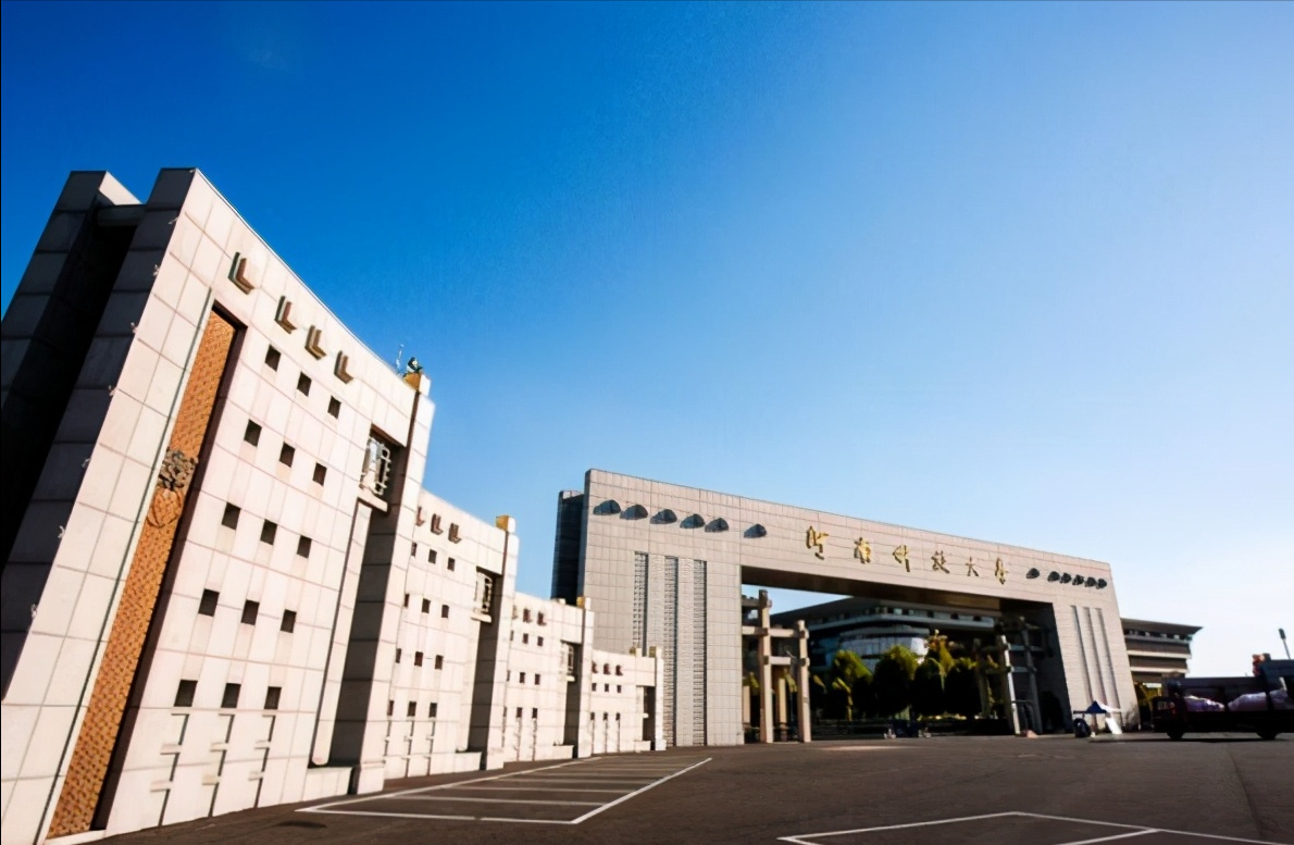 学校不安装空调，在校生在宿舍中暑！学生把学校“送”上热搜