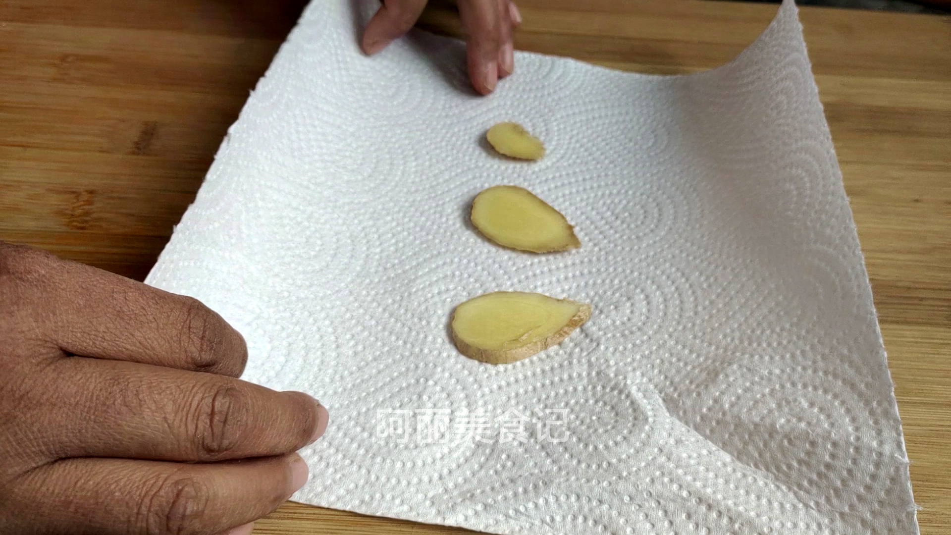 今天才知道，保存大蒜这么简单，放好久不发芽不干瘪，真好用