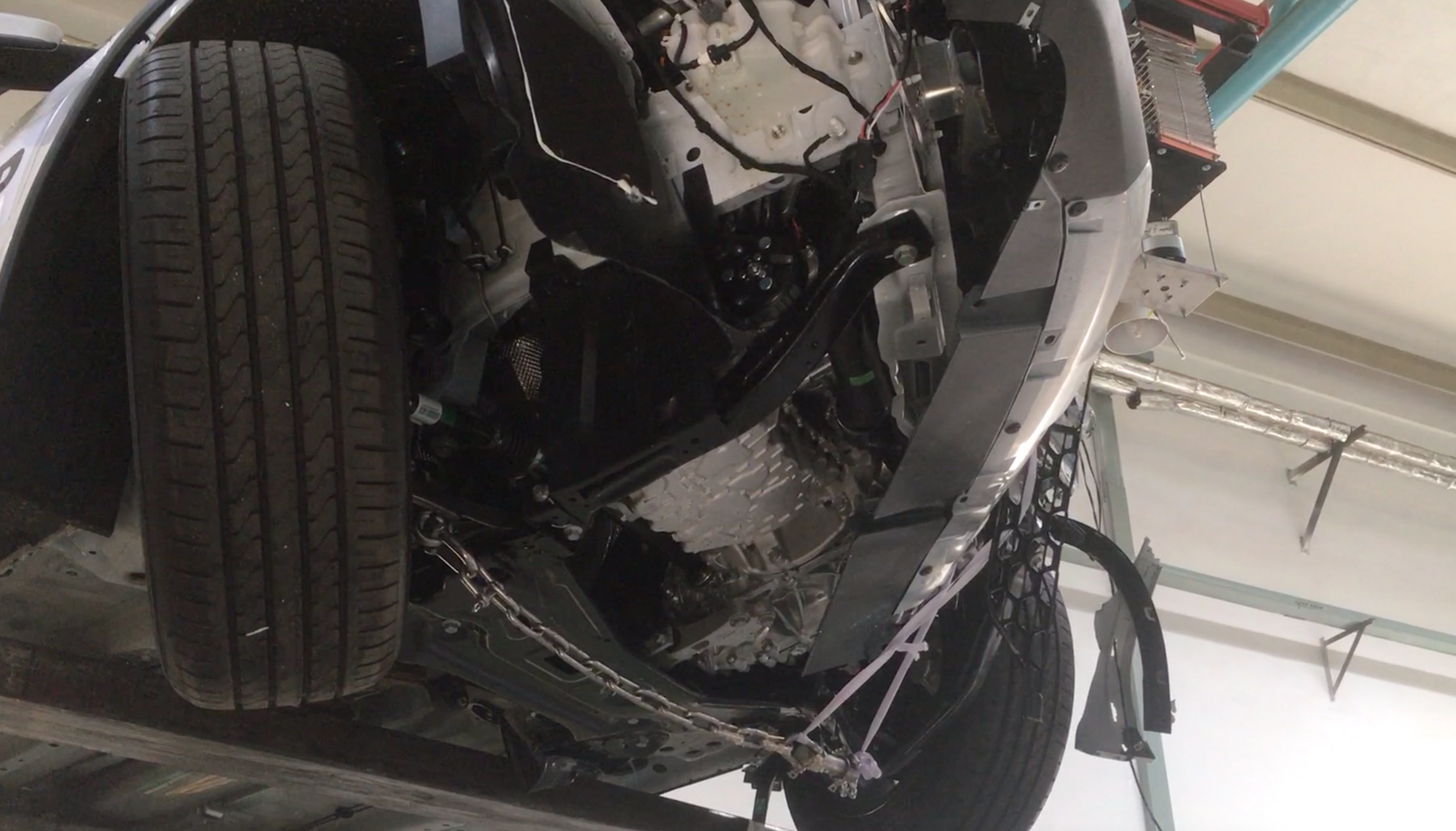 角师傅总结:从碰撞测试过程中来看,瑞虎8车身结构整体设计还算合理