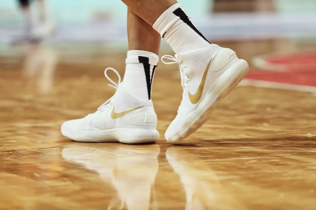 2019男篮世界杯易建联战靴(NBA球员上脚：易建联穿过的球鞋，国家队、NBA和CBA都有)