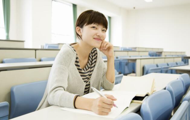 大学生放着一年800的宿舍不住，却在校外花1万2租房，原因很无奈