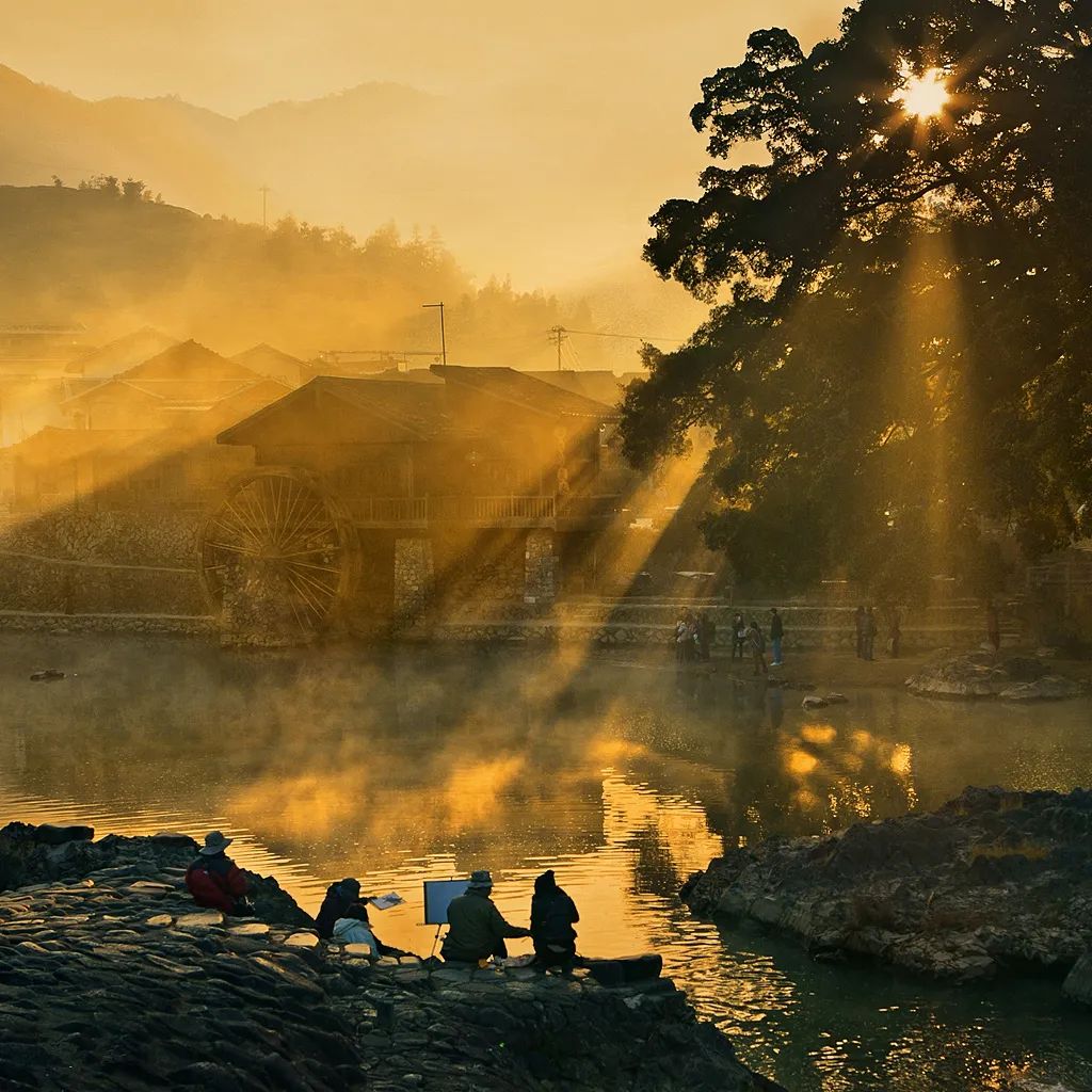 迎着溪头的晚照躲进了夜幕的怀抱在玄夜长古中护佑着盛世安然半月楼