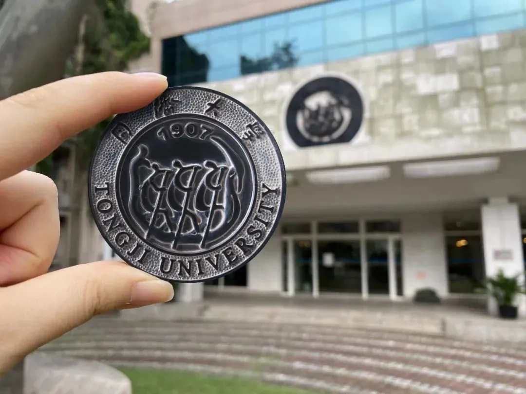 「你喜欢的大学」 拍了拍你，并说：这是你的录取通知书嘛？