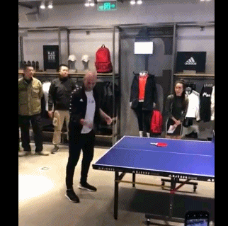 齊達內打乒乓球（齊達內中國行打乒乓球，技術不敢恭維，胸前二字讓人肅然起敬）