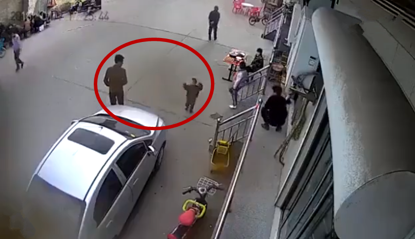 熊孩子淘气打路人，路人回击，网友：人类的本质其实就是复读机