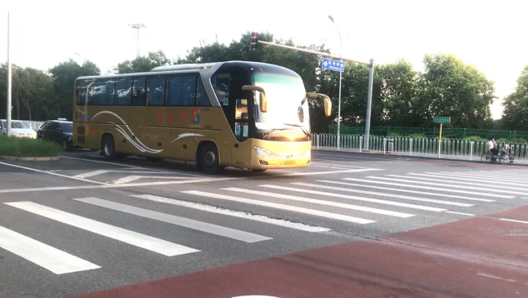 调查|公交、出租、旅游大巴,谁是你心中的礼让第一名?