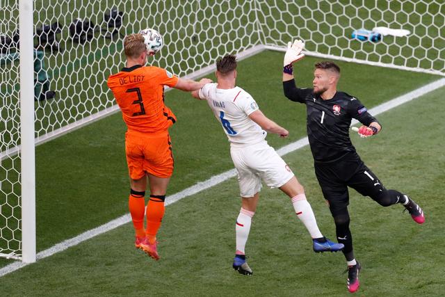 荷兰0-2捷克：复苏的郁金香再次凋零，德波尔犯了11年前邓加的错