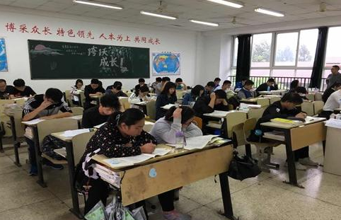 寒门“难出贵子”？高考状元背景曝光，大都来自于“三有”家庭