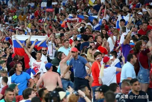 俄罗斯世界杯为什么打架(被称为足球流氓的英国球迷，当年为何会被200名俄罗斯球迷暴揍？)