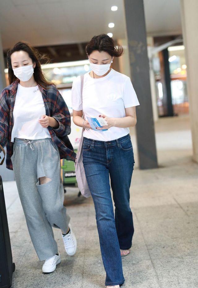 40岁的殷桃太会穿了，简约白T时髦显瘦，配牛仔裤好显腿长