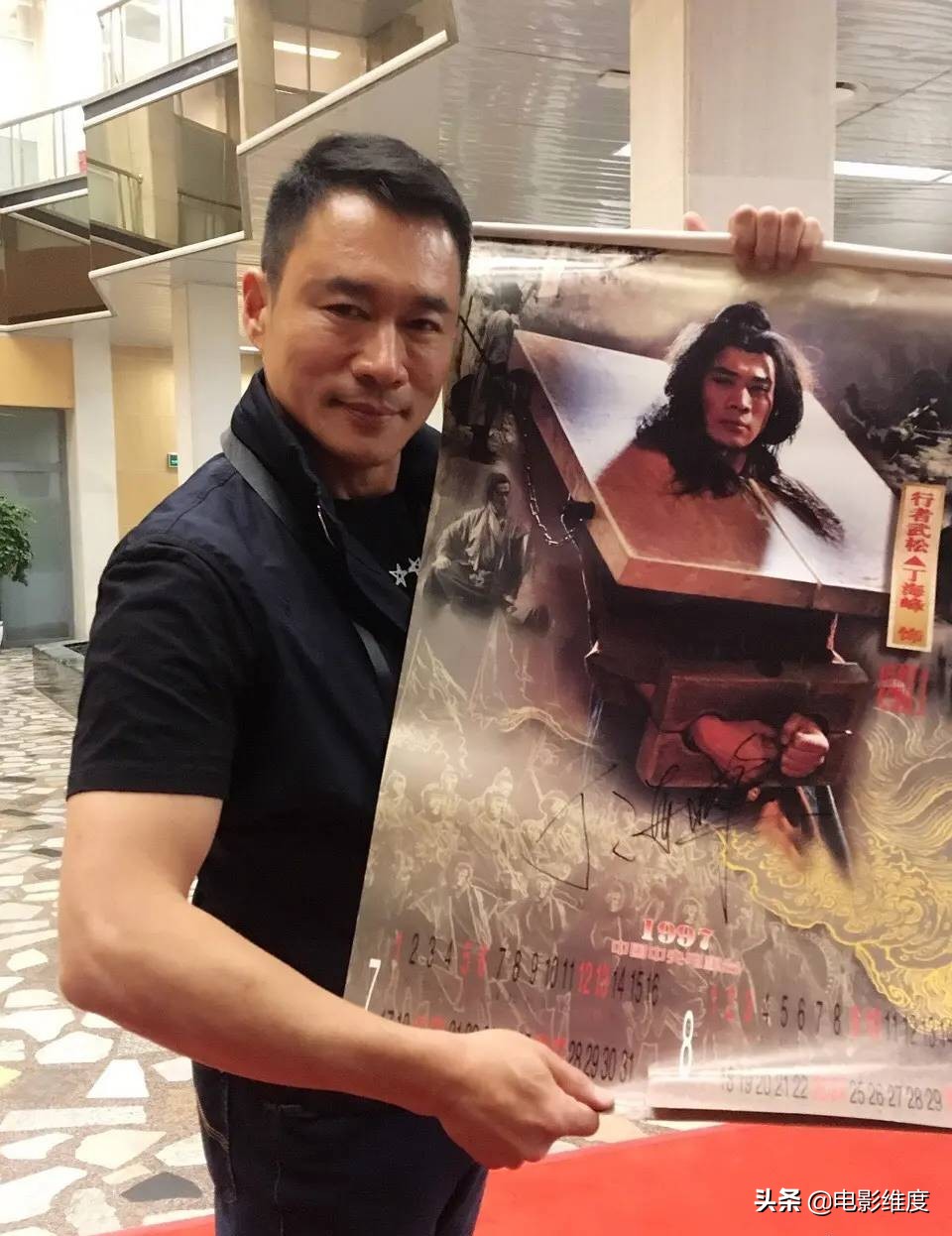 50岁"武松"丁海峰,低调娶幼师恩爱31年,如今一家生活幸福