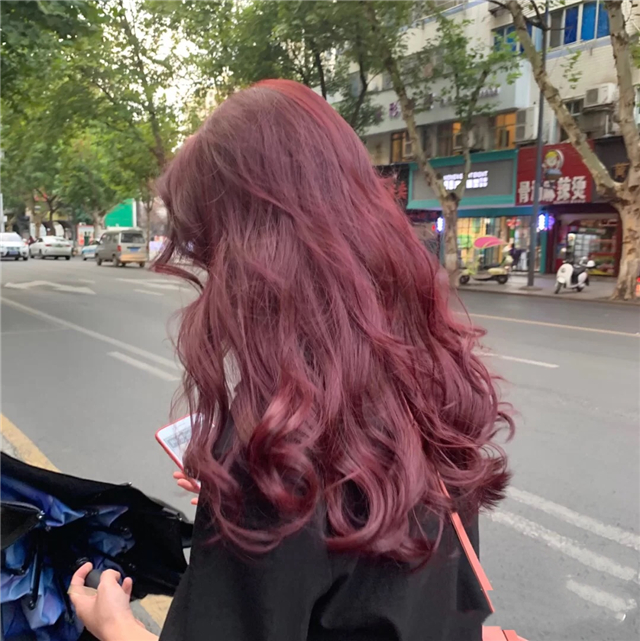 紫棕色是什么颜色(女人想解决"路人感"?