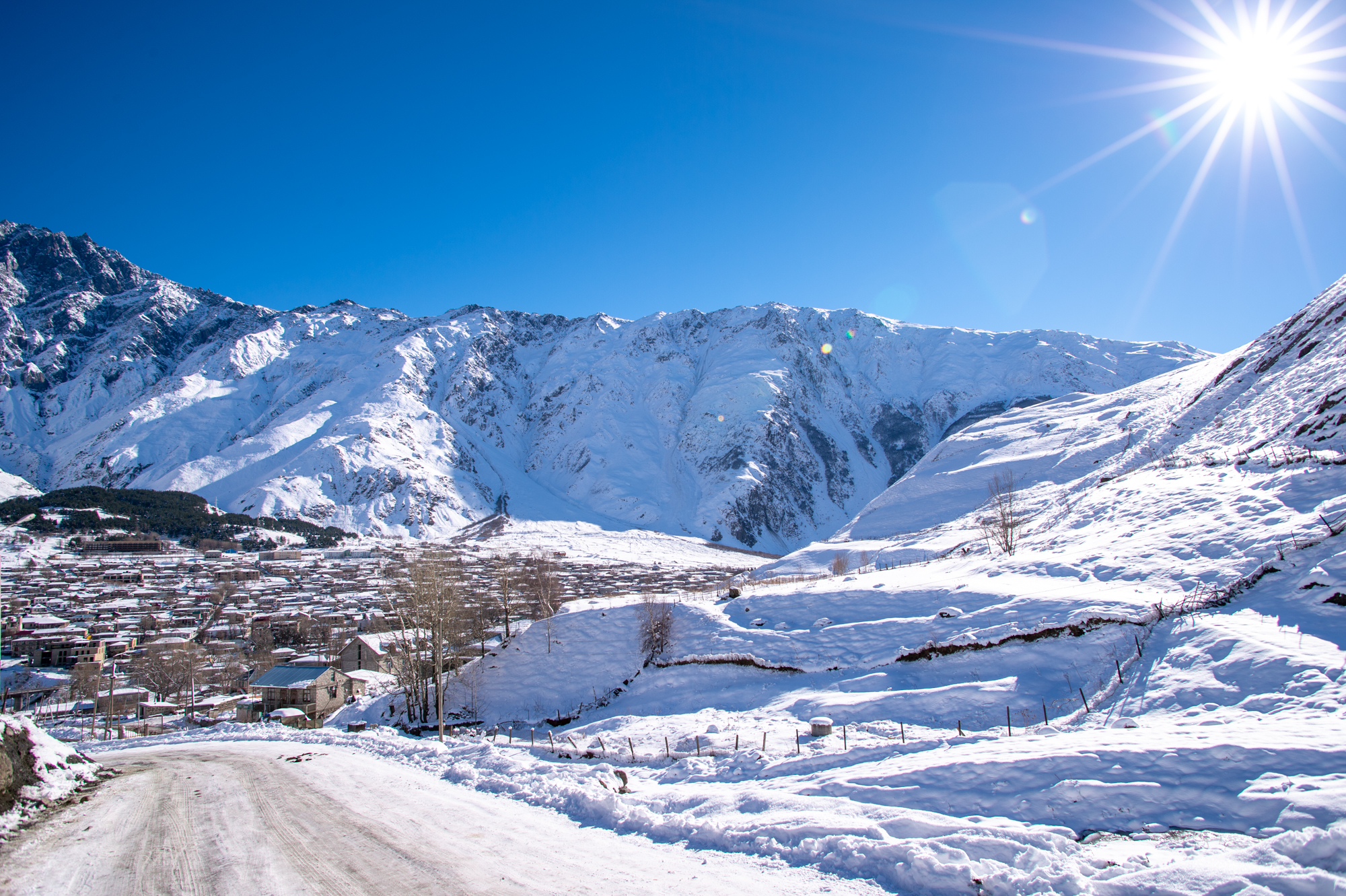 如何自制簡易滑雪板（雪山村落里的孩子怎么玩耍？自制滑雪板，趴在上面可以滑行500米）