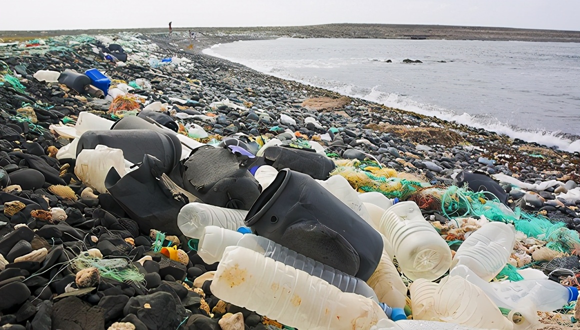 白色污染是由难降解的塑料造成的污染,而不是由白色垃圾造成的污染