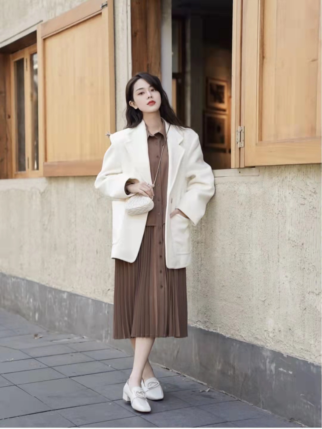 白色乐福鞋怎么搭配衣服(白色乐福鞋的秋冬搭配8例)