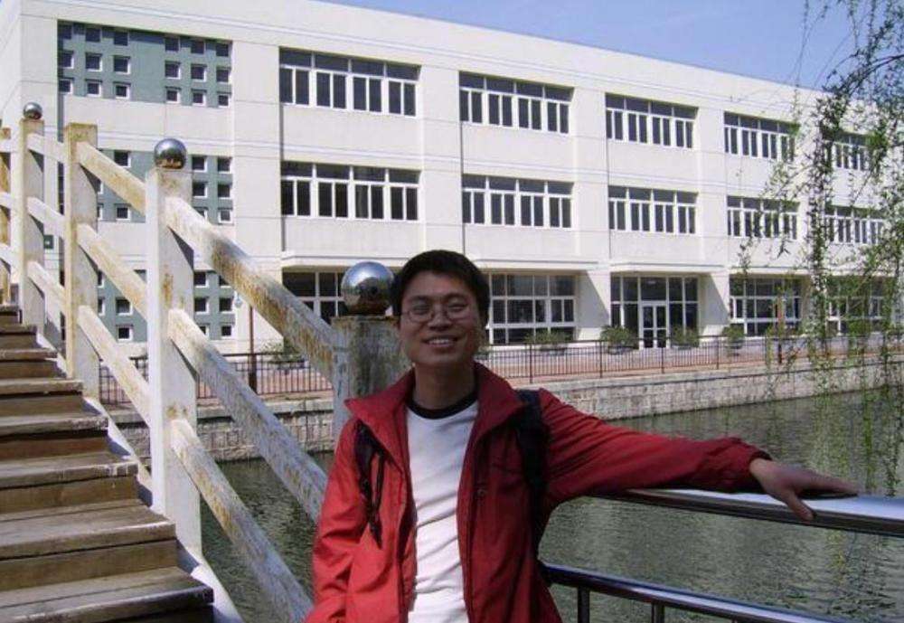 孙俪18前首次资助的向海清，曾发6000字长文指责她，如今过咋样？