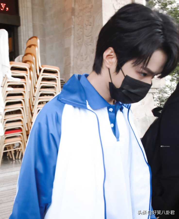 刘耀文穿校服录《萌探》，与小宋组校草组合，同期女生颜值也爱了