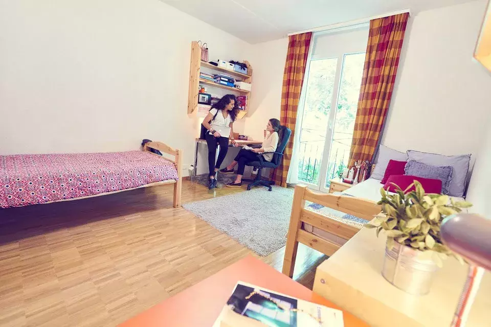 揭秘全世界最贵学校：400万一年、直通哈佛耶鲁、私人飞机上学……