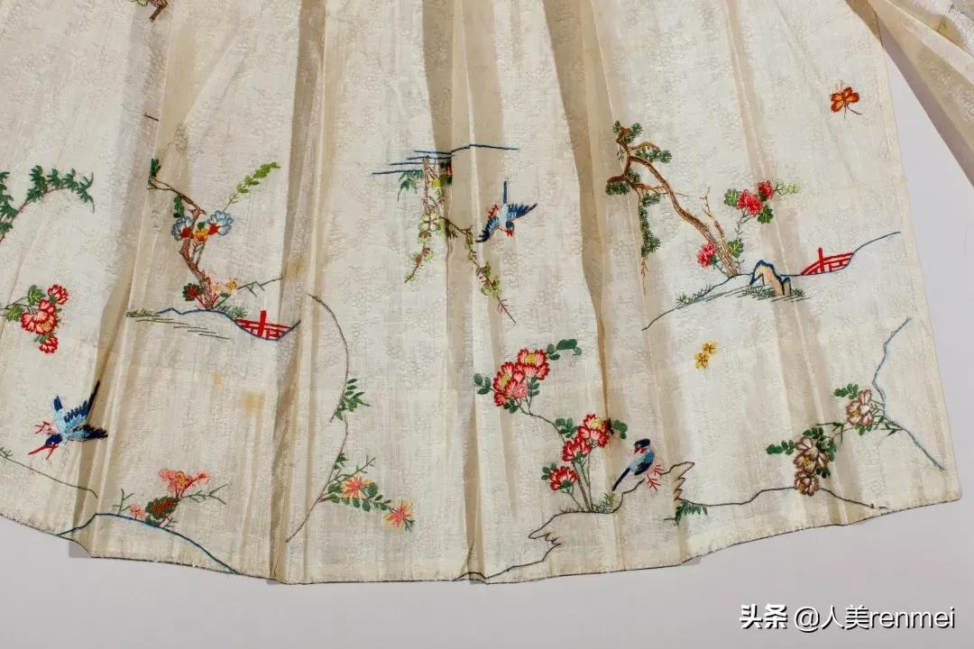 明代白色暗花纱绣花鸟纹裙上的刺绣纹样孔府藏明代服装底纹中还常见"